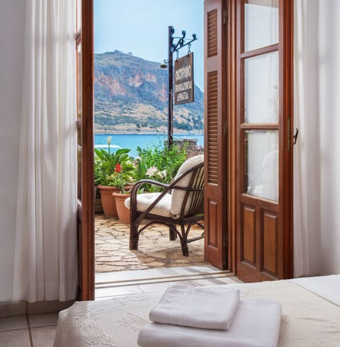 Double Room, Partial Sea View | Soundproofing, iron/ironing board, free WiFi