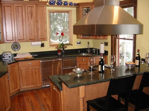 Weeping Willow Profession Viking Kitchen with granite counters
