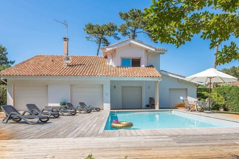 Lounge by the pool in the sunshine.Take a dip in the outdoor pool.