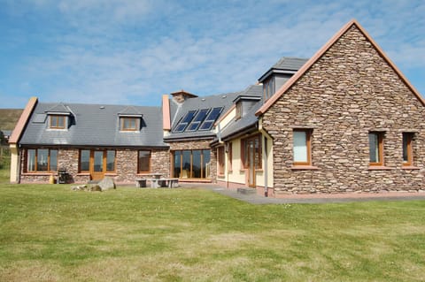 Dun Mhorain Holiday Home featuring Large Backyard and Outdoor Dining Area