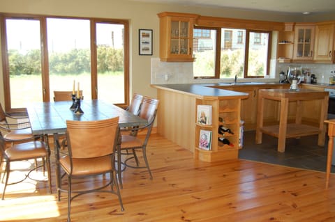 Spacious and Bright Kitchen/Dining Area with Modern Ammenities