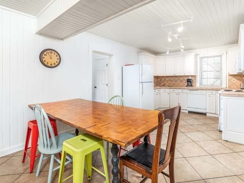 Downstairs additional dining for 7