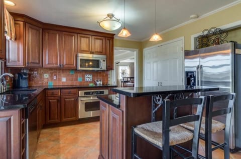 Fully stocked kitchen w/microwave and coffee maker.
