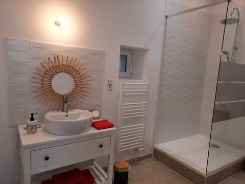 Standard Room, 2 Twin Beds, Accessible, River View | Bathroom | Towels