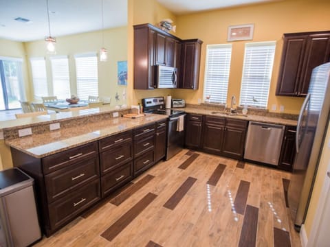 SOL: kitchen, stainless steel appliances, breakfast bar