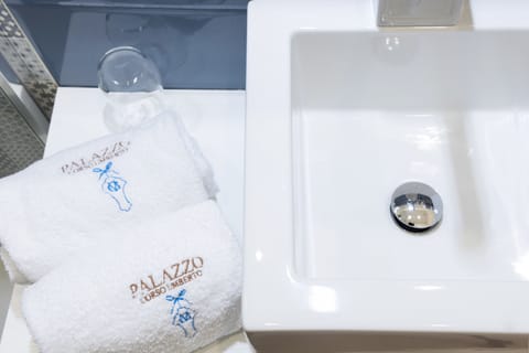 Superior Room, 1 Bedroom | Bathroom | Shower, rainfall showerhead, free toiletries, hair dryer