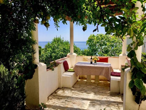 Private outdoor al-fresco dining area