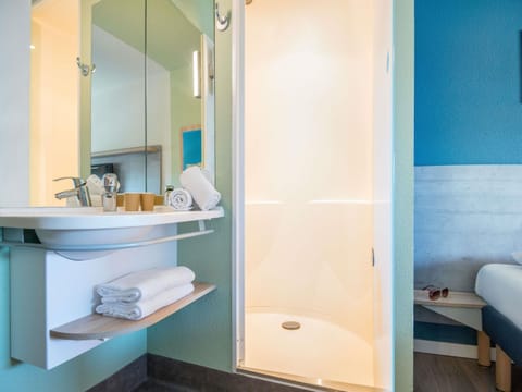 Desk, laptop workspace, soundproofing, free WiFi