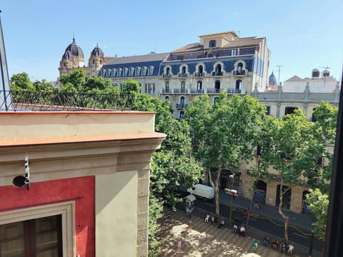 Enjoy breathtaking views of the vibrant cityscape of Barcelona from the comfort of this apartment.
