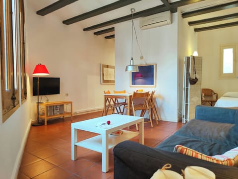 Bright apartment on the 5th floor with views of La Rambla and Carrer Tallers.