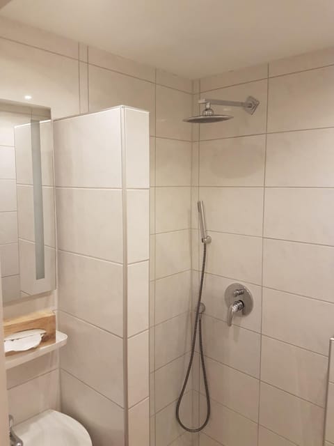 Shower, free toiletries, towels