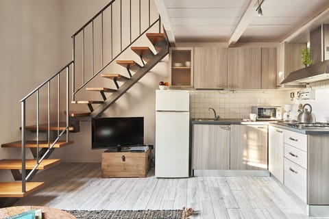 Apartment, 1 Bedroom | Private kitchen | Microwave, stovetop, cookware/dishes/utensils