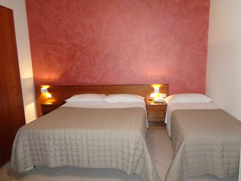 Classic Double or Twin Room | Desk, rollaway beds, bed sheets