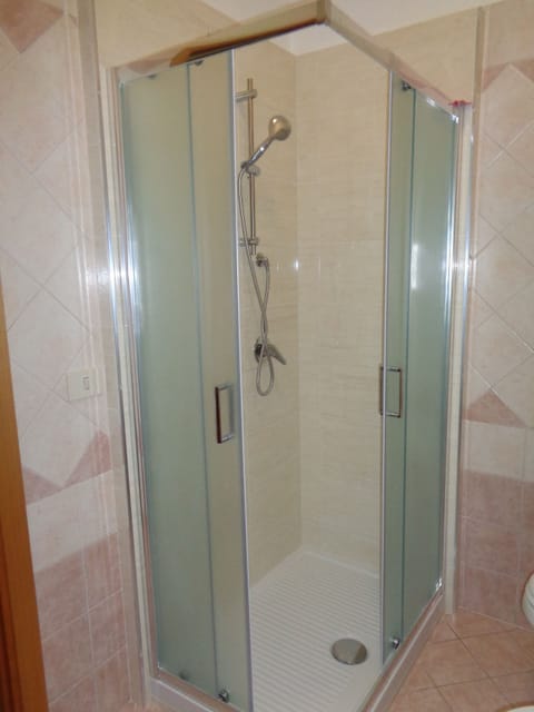 Classic Double or Twin Room | Bathroom | Shower, free toiletries, hair dryer, towels