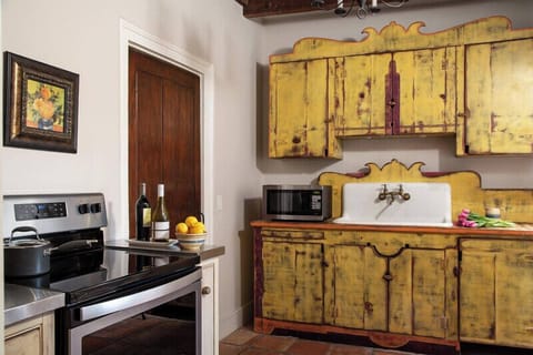 Signature Suite (Room 19 Jose Simeon Suite) | Private kitchen