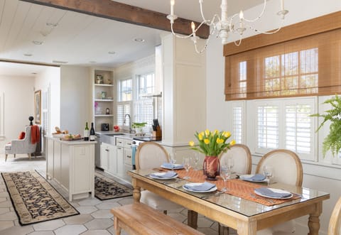 Deluxe Cottage | In-room dining