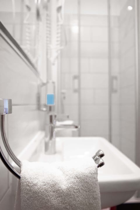 Quadruple Room | Bathroom | Free toiletries, hair dryer, bathrobes, towels