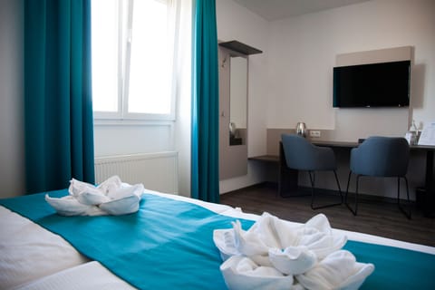 Double Room | Hypo-allergenic bedding, desk, laptop workspace, free WiFi