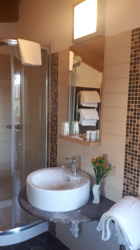 Standard Quadruple Room, Private Bathroom | Bathroom | Shower, hair dryer, bidet, towels