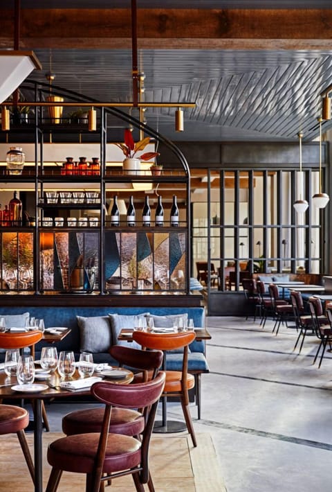 2 restaurants; breakfast and dinner served