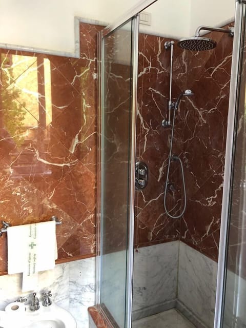 Deluxe Double Room | Bathroom shower