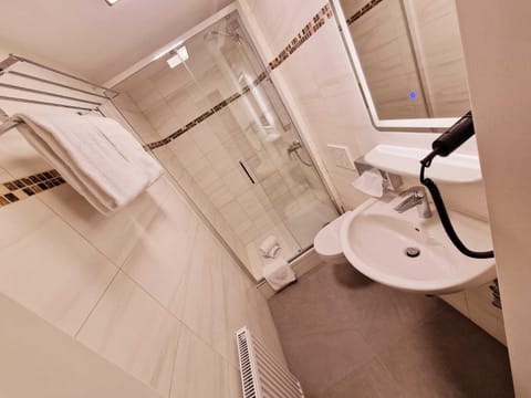 Exclusive Triple Room | Bathroom | Shower, hair dryer, towels