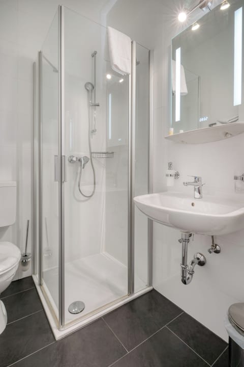 Shower, free toiletries, towels