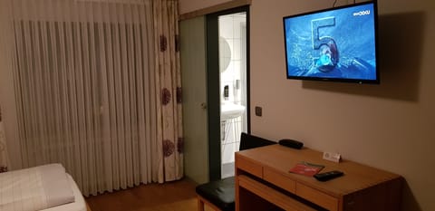 Comfort Double Room | In-room safe, desk, blackout drapes, iron/ironing board