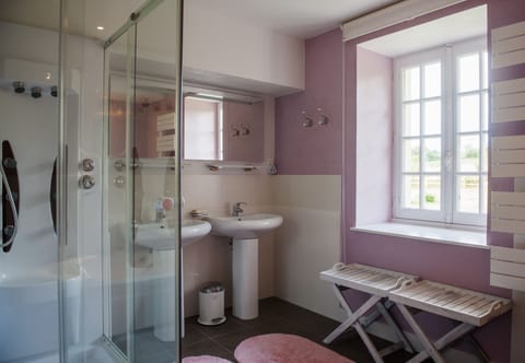 Family Suite | Bathroom | Separate tub and shower, deep soaking tub, rainfall showerhead