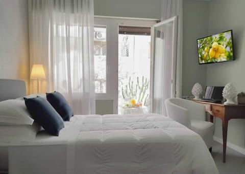 Luxury Double Room, Jetted Tub, City View | 2 bedrooms, blackout drapes, soundproofing, iron/ironing board