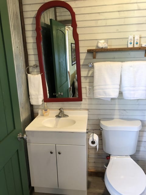 Side 1 bathroom with tub/shower
