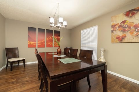 Large dinning room - seats 8