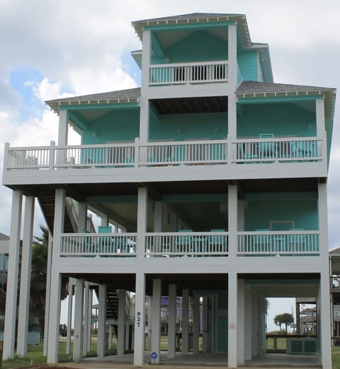 Street view of Coconut 🌴 Sunrise 🌅 
Mezzanine Deck. Main Deck. And Top Deck