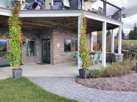 Private, wheel chair accessible entrance