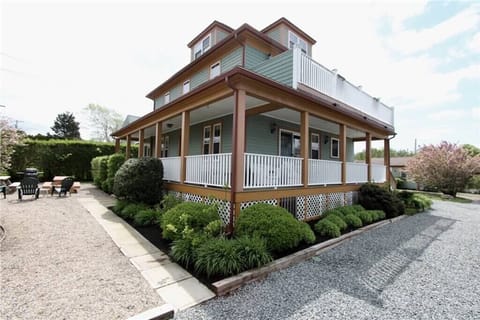 Exterior view of Mariner House with water view .