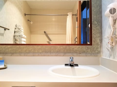 Combined shower/tub, deep soaking tub, free toiletries, hair dryer