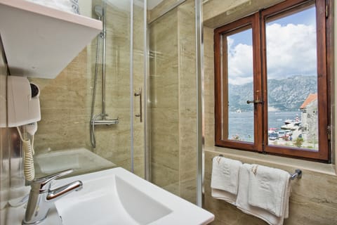 Deluxe Double Room, Sea View | Bathroom | Shower, free toiletries, hair dryer, slippers