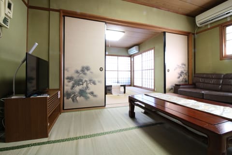 Private Vacation Home | Iron/ironing board, WiFi (free), bed sheets