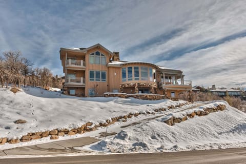 Stunning Five Bedroom (Four with En Suites) Home with Amazing Views from Every Room! Sleeps 18!