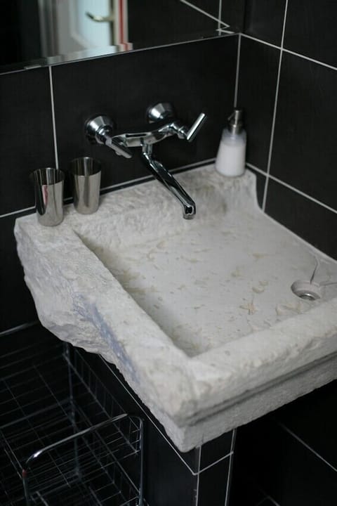 Twin Room (Kortel) | Bathroom | Free toiletries, towels