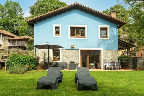 Property building,Facade/entrance,Garden,Garden view