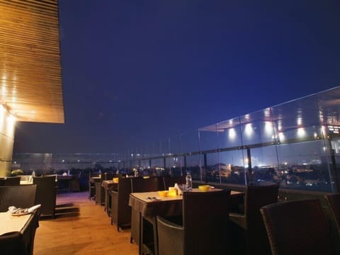 2 restaurants; breakfast, lunch, and dinner served