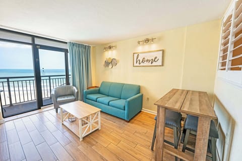 Amazing Living Room, Beautifully Decorated, Stunning Views🌊☀️
