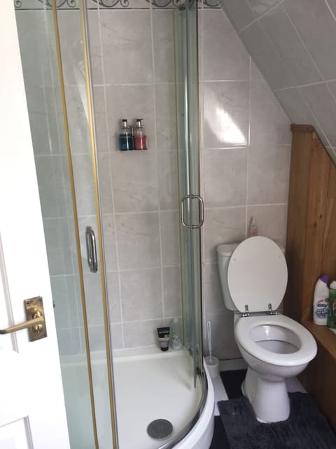 Double Room, Shared Bathroom (2) | Bathroom | Separate tub and shower, free toiletries, hair dryer, towels