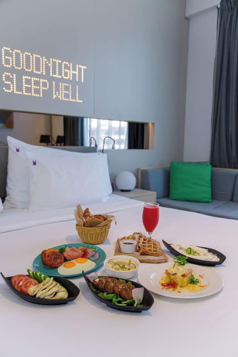 Standard Room, 1 King Bed (Urban) | In-room safe, individually furnished, desk, laptop workspace