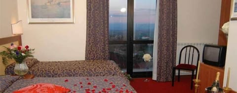 Desk, blackout drapes, soundproofing, free WiFi