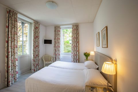 Basic Double Room, 2 Twin Beds, Non Smoking | Down comforters, minibar, blackout drapes, free WiFi