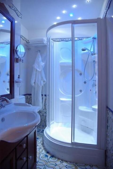 Deluxe Suite | Bathroom | Separate tub and shower, towels
