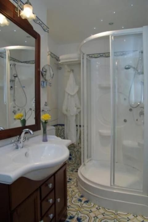 Deluxe Suite | Bathroom | Separate tub and shower, towels