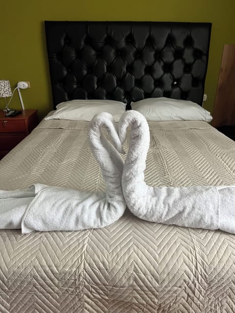 Triple Room, Private Bathroom | Desk, free WiFi, bed sheets
